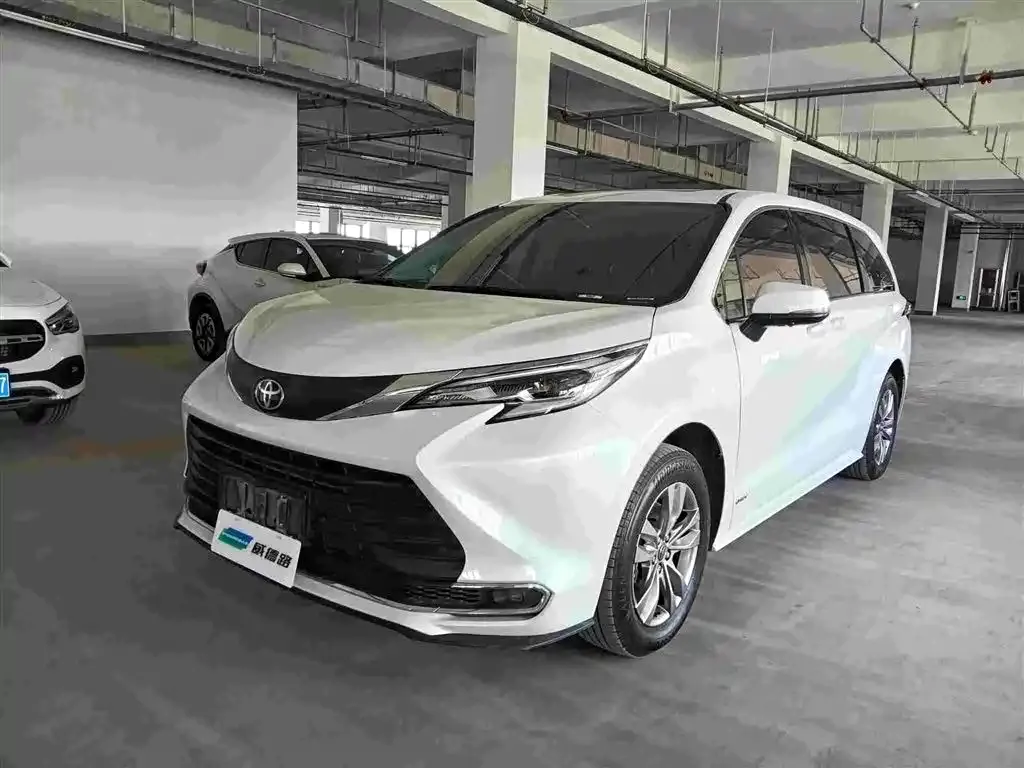 Toyota Sienna — фото 1