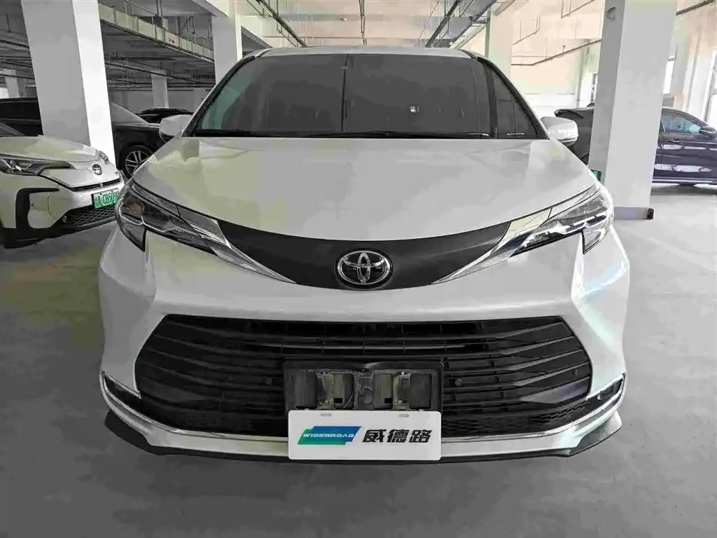 Toyota Sienna — фото 2