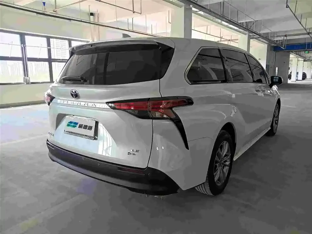 Toyota Sienna — фото 10