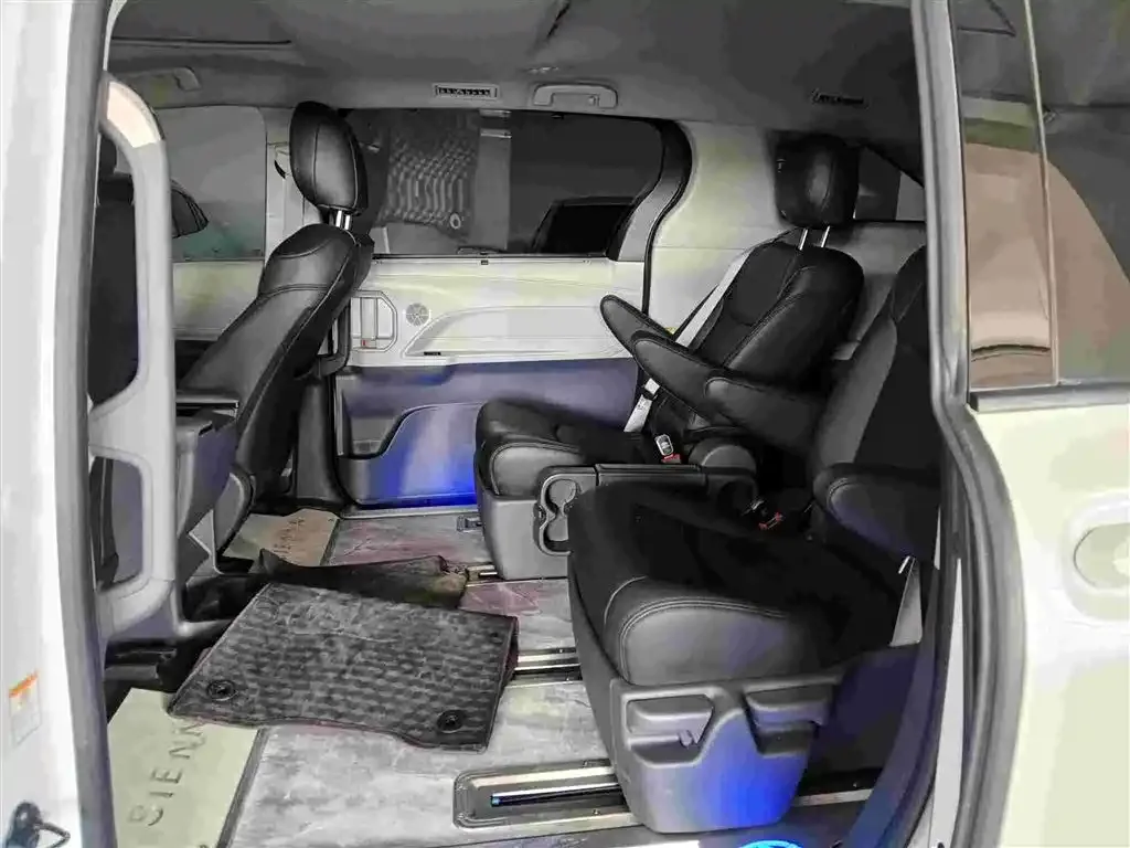 Toyota Sienna — фото 4