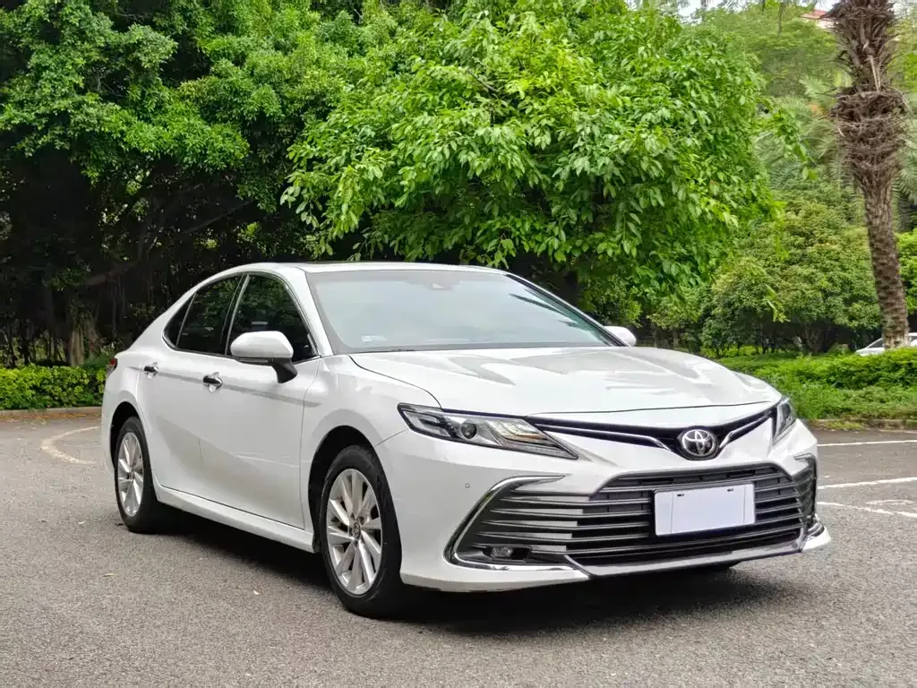 Toyota Camry — фото 1
