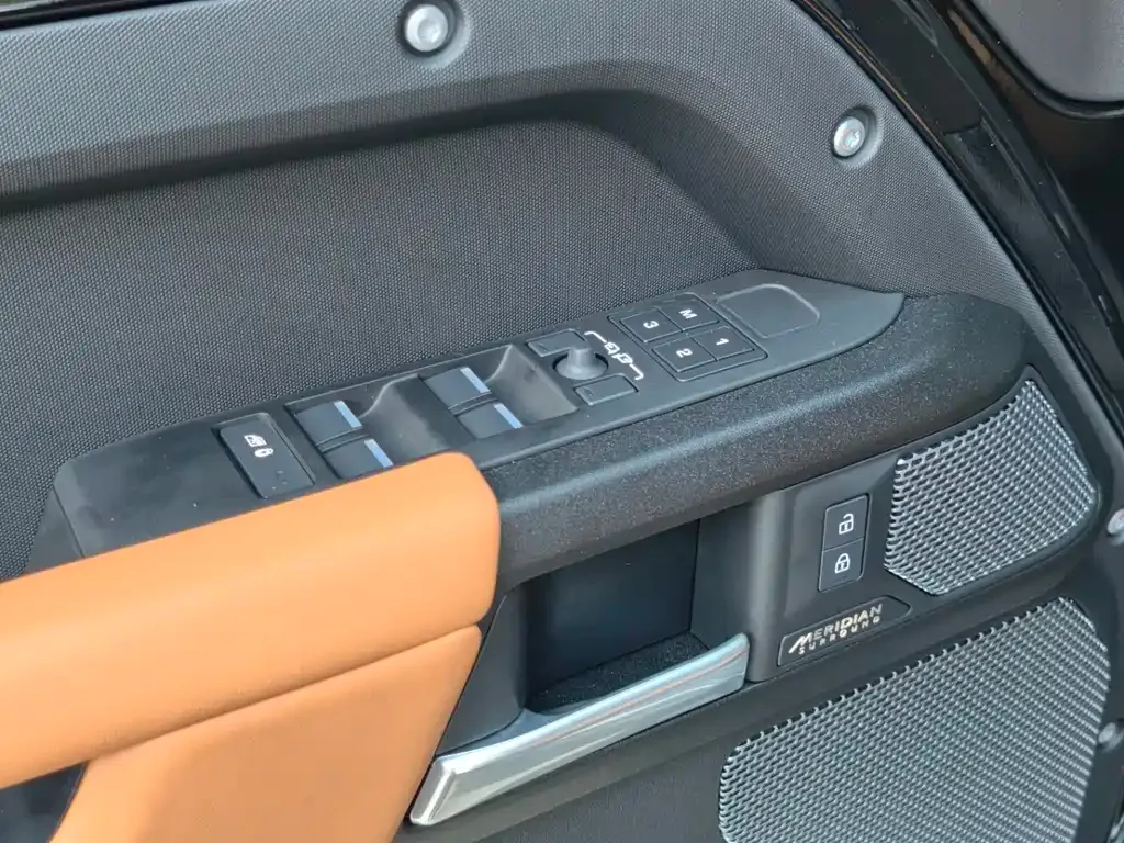 Land Rover Defender — фото 10