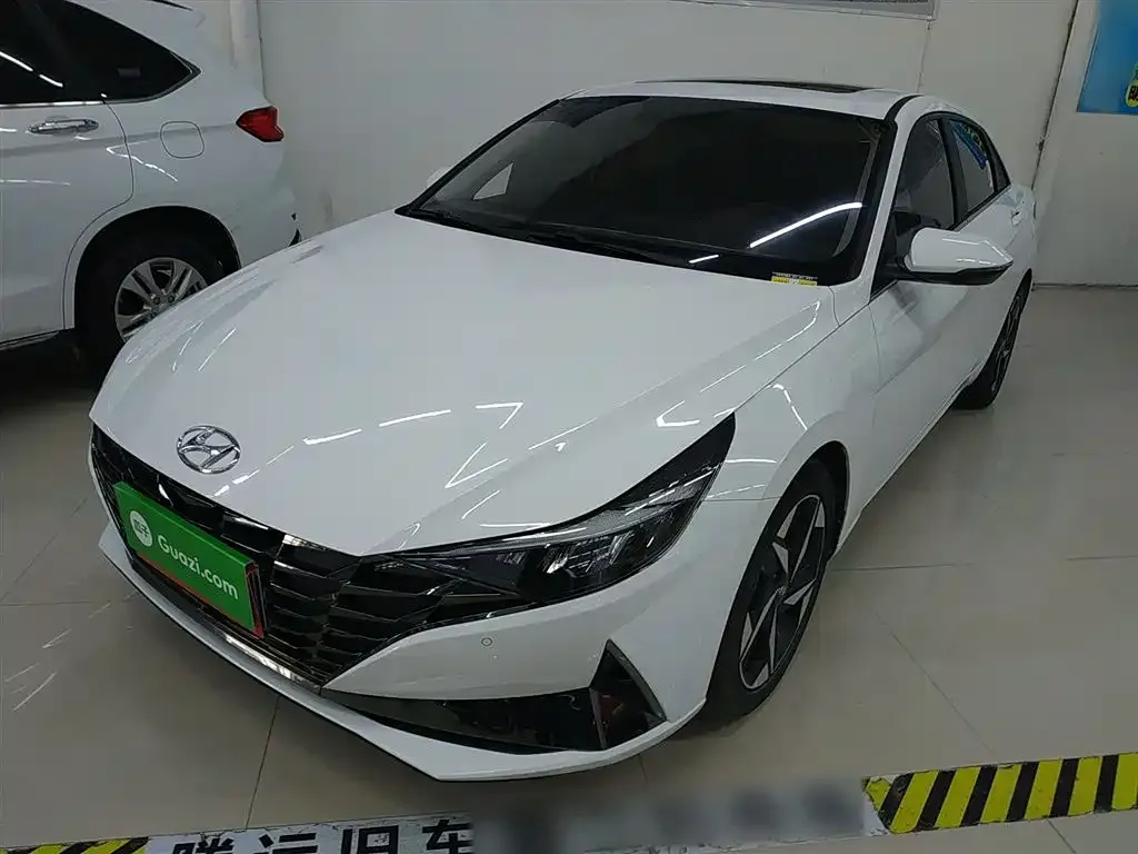 Hyundai Elantra — фото 1