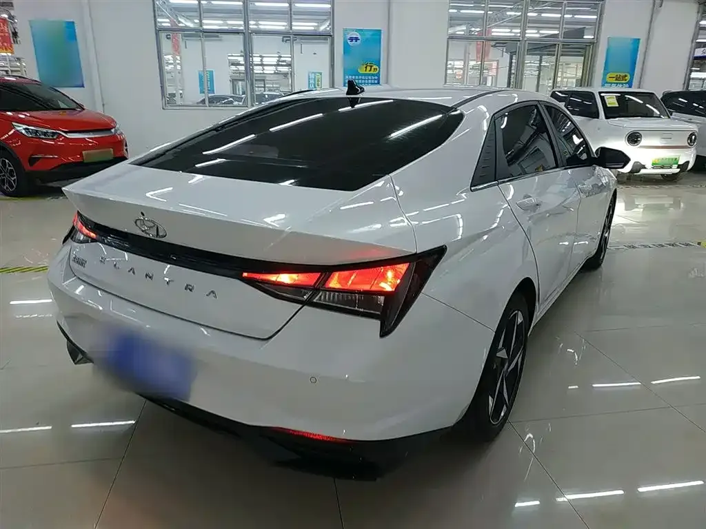 Hyundai Elantra — фото 2