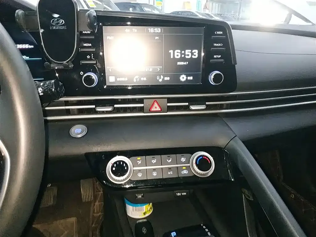 Hyundai Elantra — фото 3