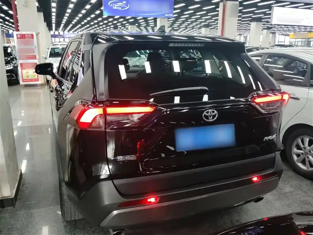 Toyota RAV4 — фото 9
