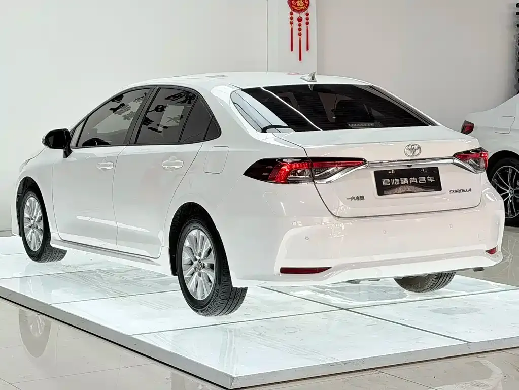 Toyota Corolla — фото 4