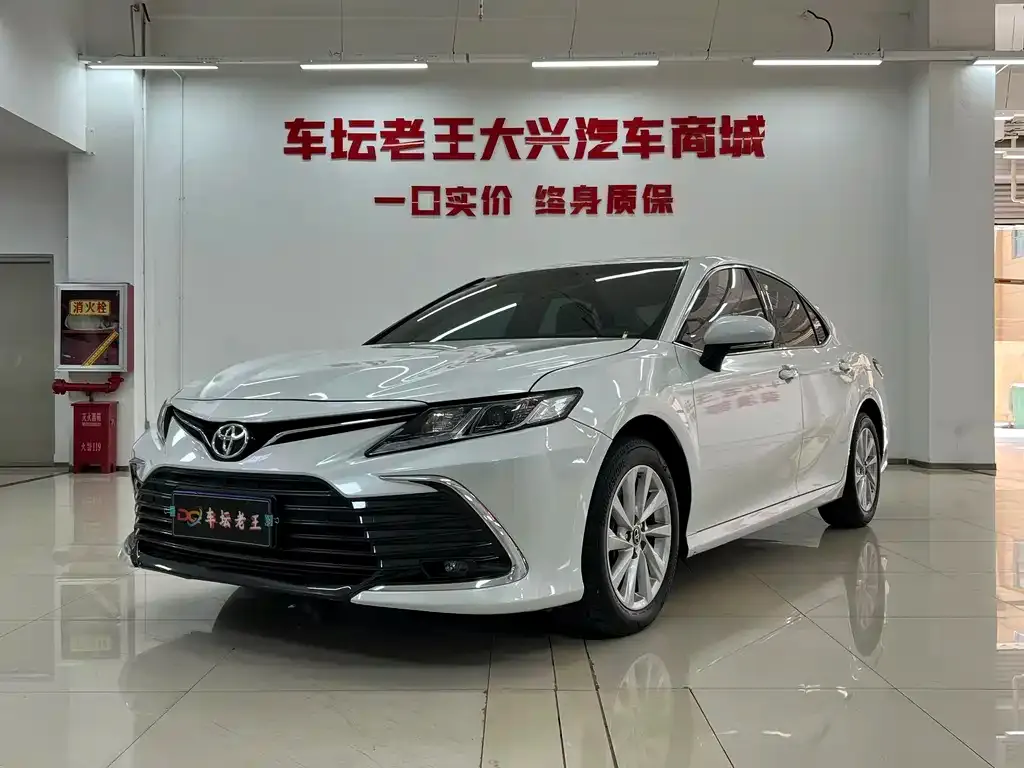 Toyota Camry — фото 1