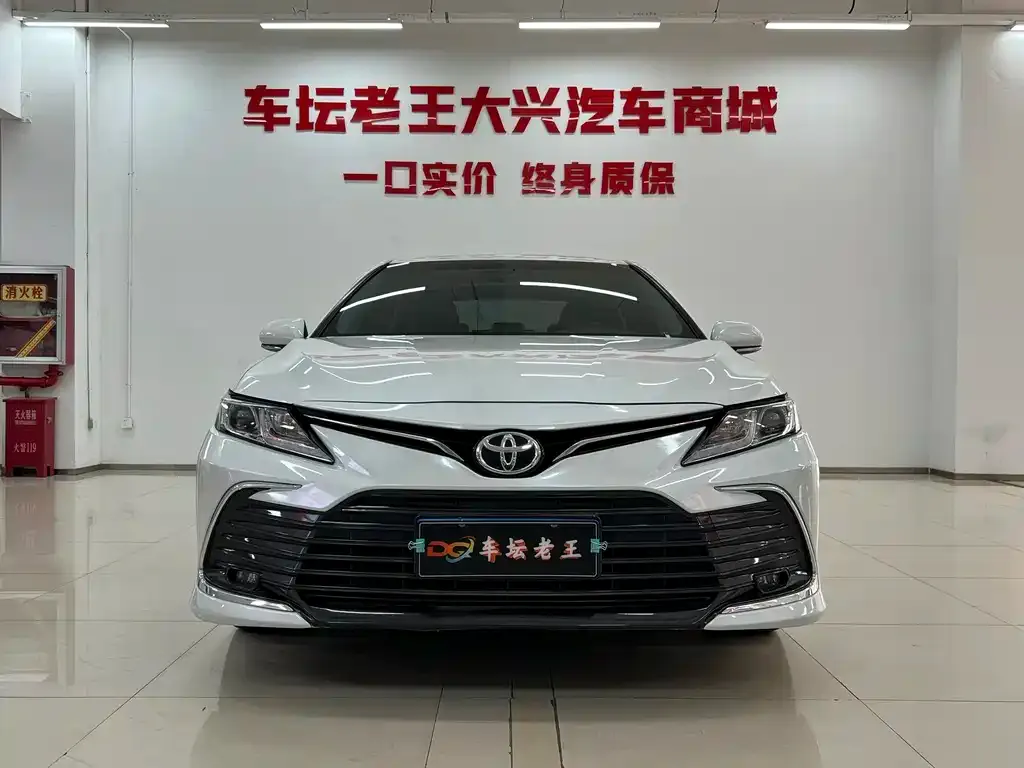 Toyota Camry — фото 5
