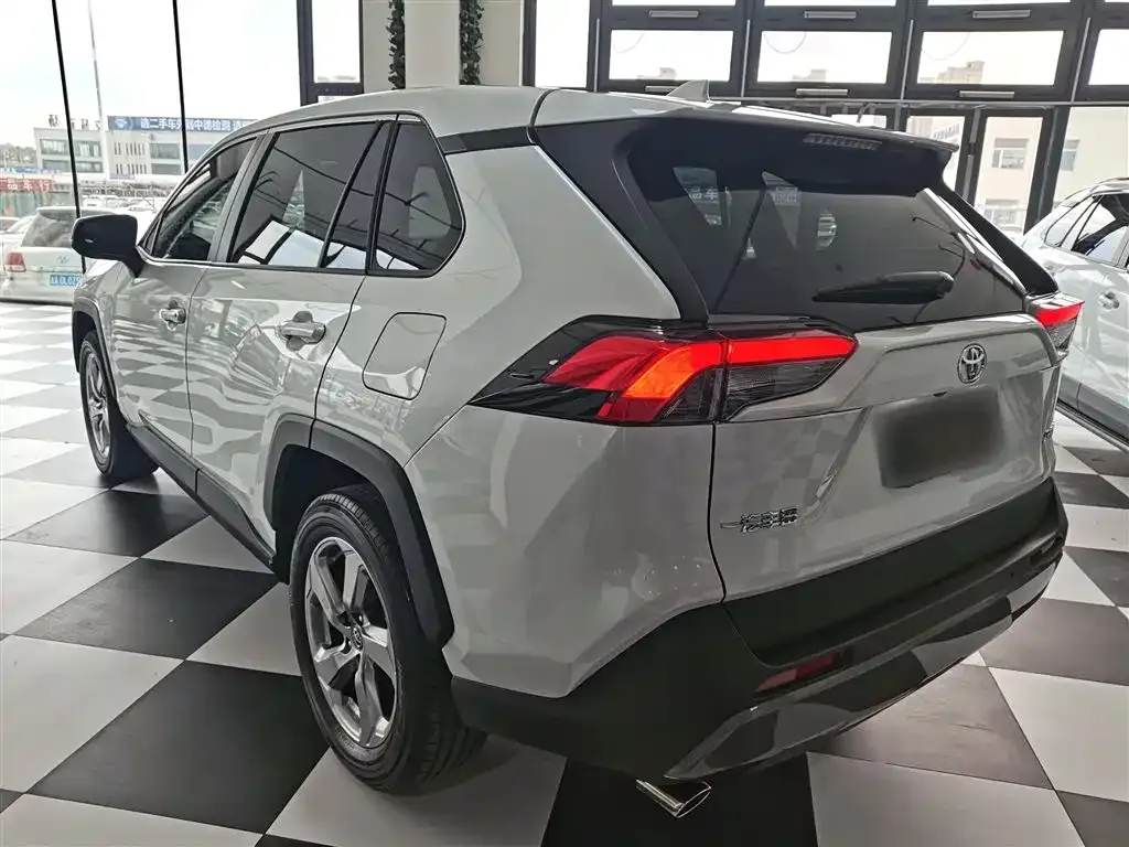 Toyota RAV4 — фото 6