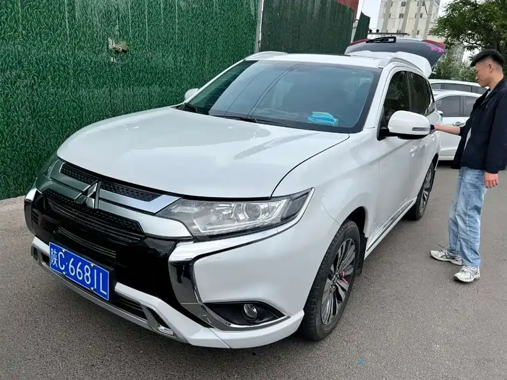 Mitsubishi Outlander 2022 из CN, фото 1