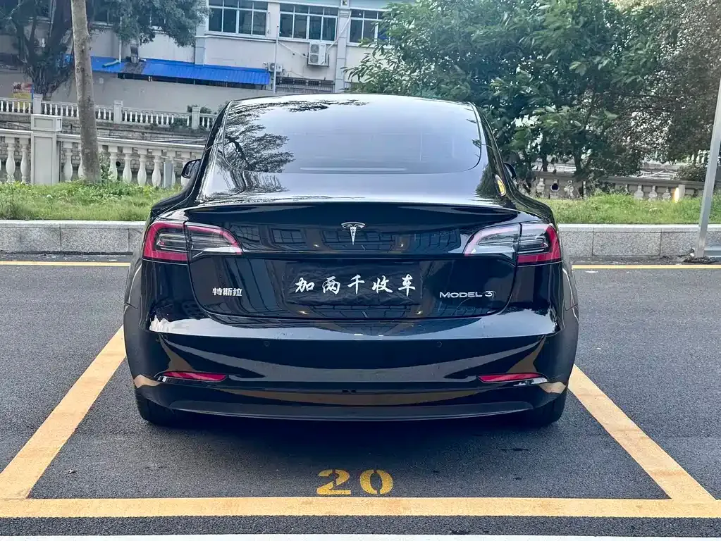 Tesla Model 3 — фото 10