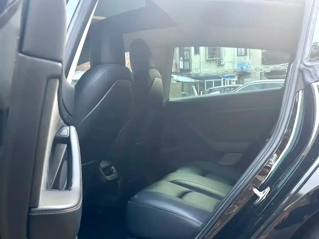 Tesla Model 3 — фото 3