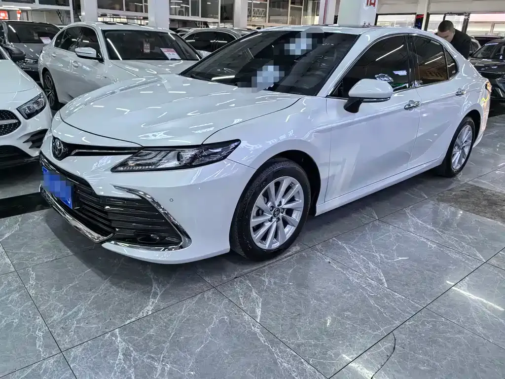 Toyota Camry — фото 1