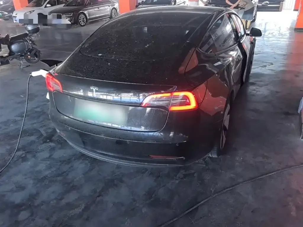 Tesla Model 3 — фото 9