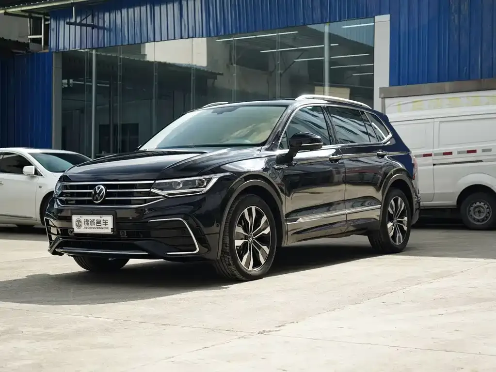 Volkswagen Tiguan L — фото 1