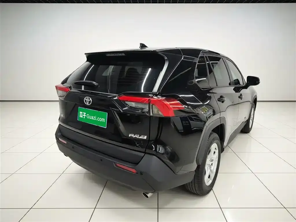 Toyota RAV4 — фото 8