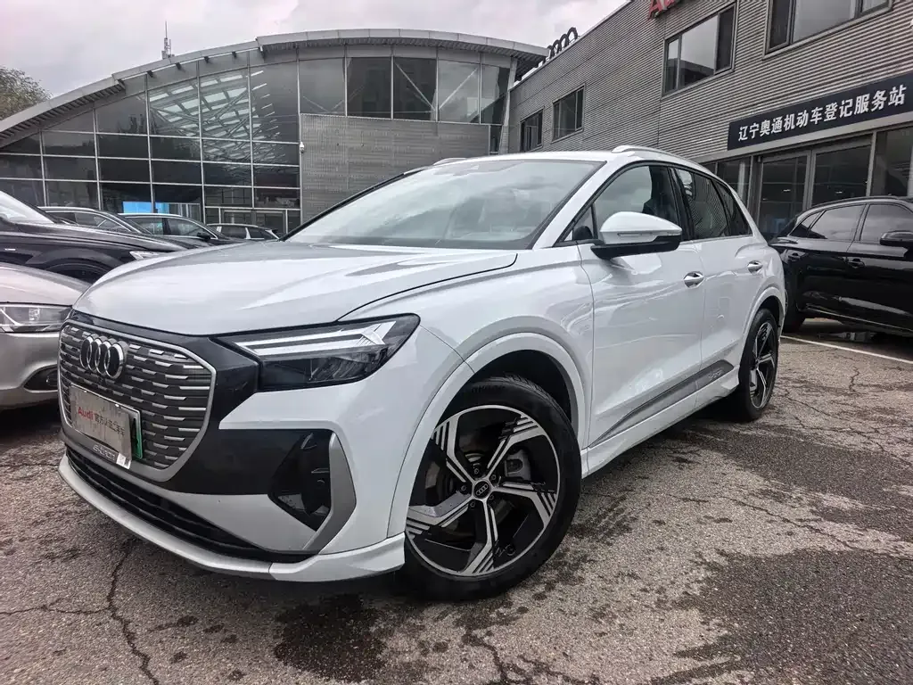 Audi Q4 e-tron — фото 1