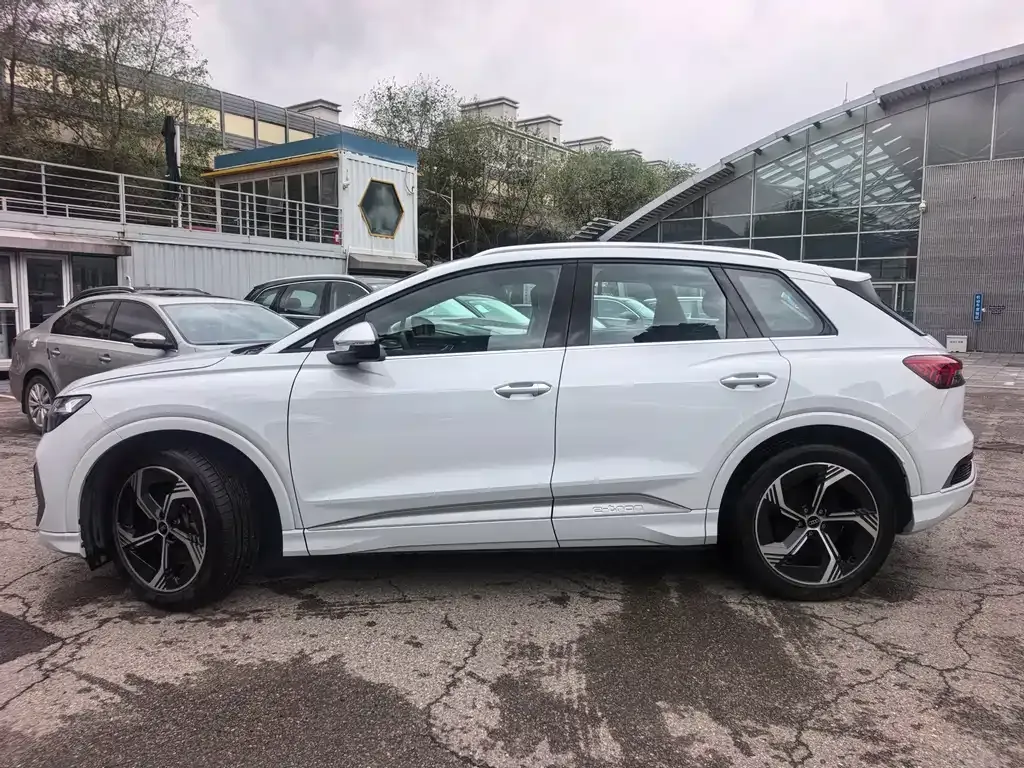 Audi Q4 e-tron — фото 10