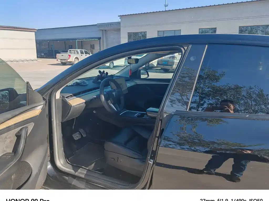 Tesla Model Y — фото 10