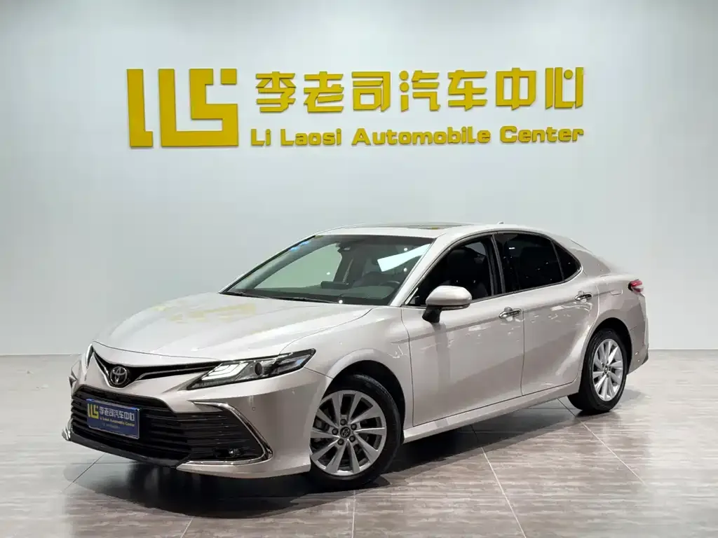 Toyota Camry — фото 1
