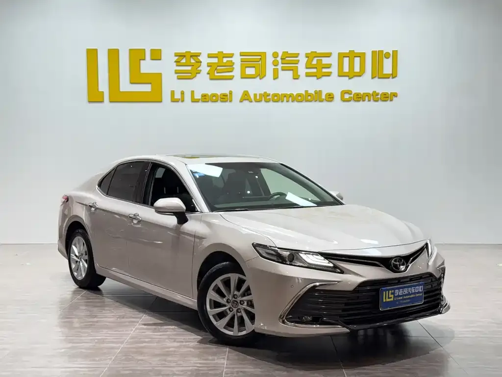 Toyota Camry — фото 5