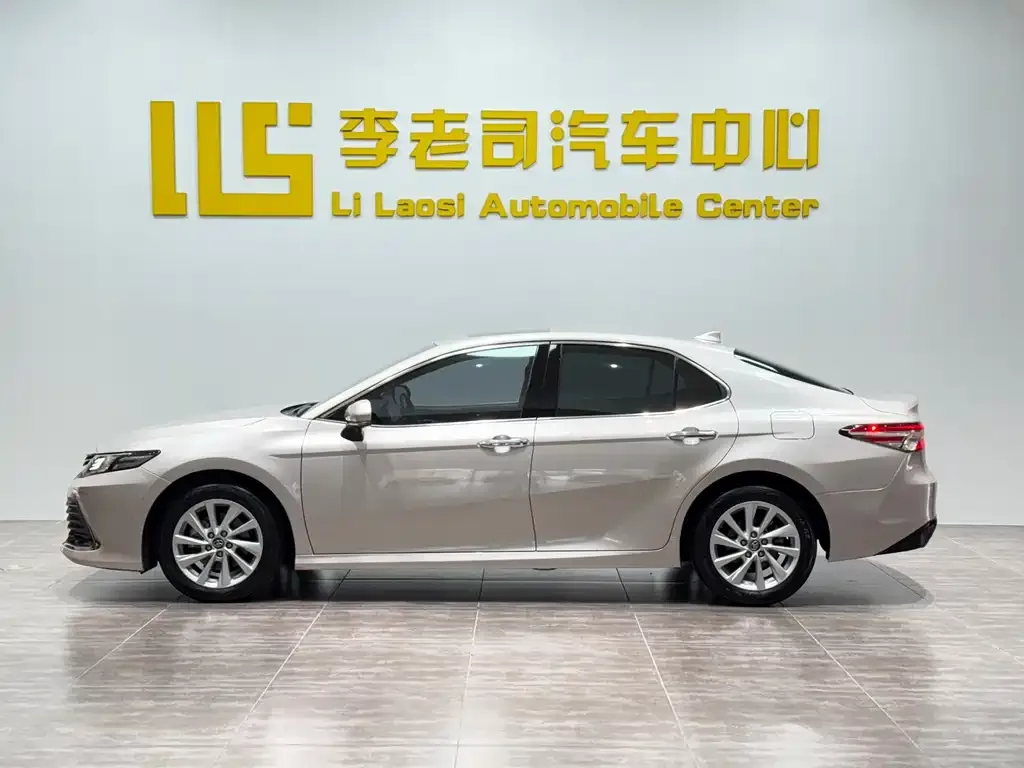 Toyota Camry — фото 10
