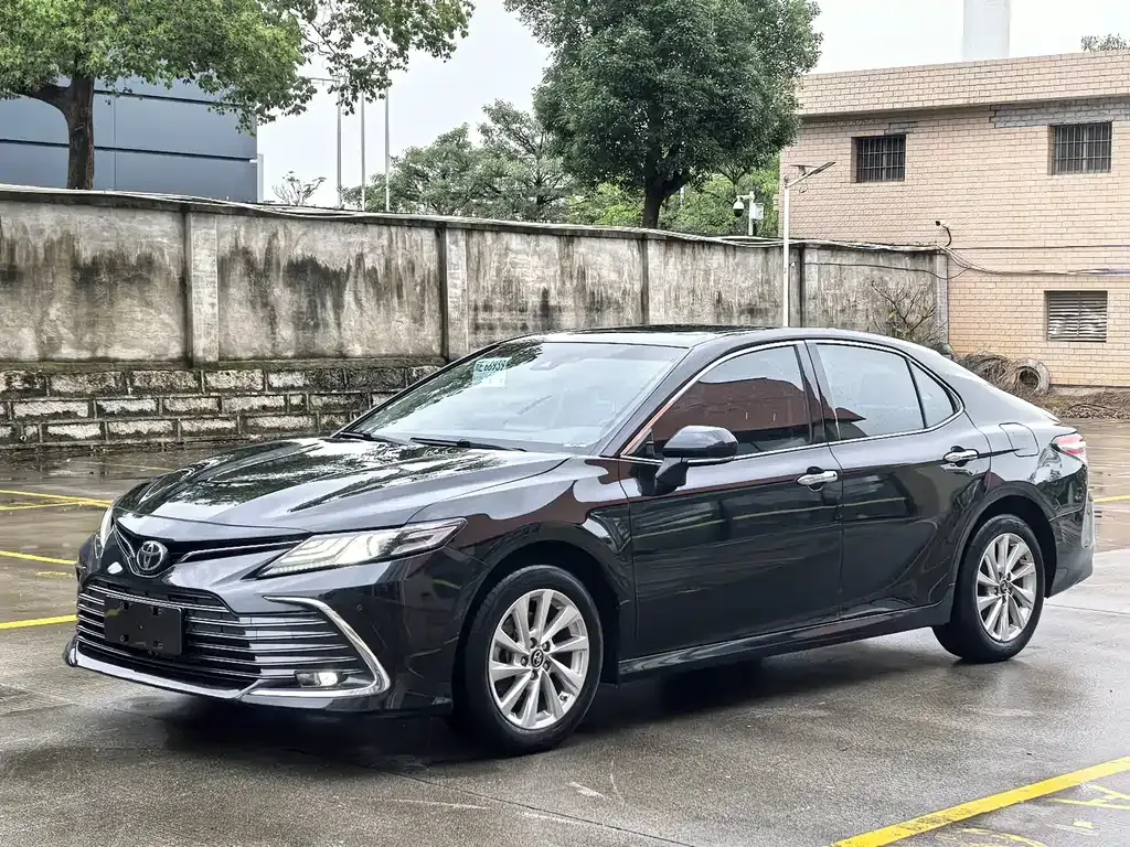 Toyota Camry — фото 1
