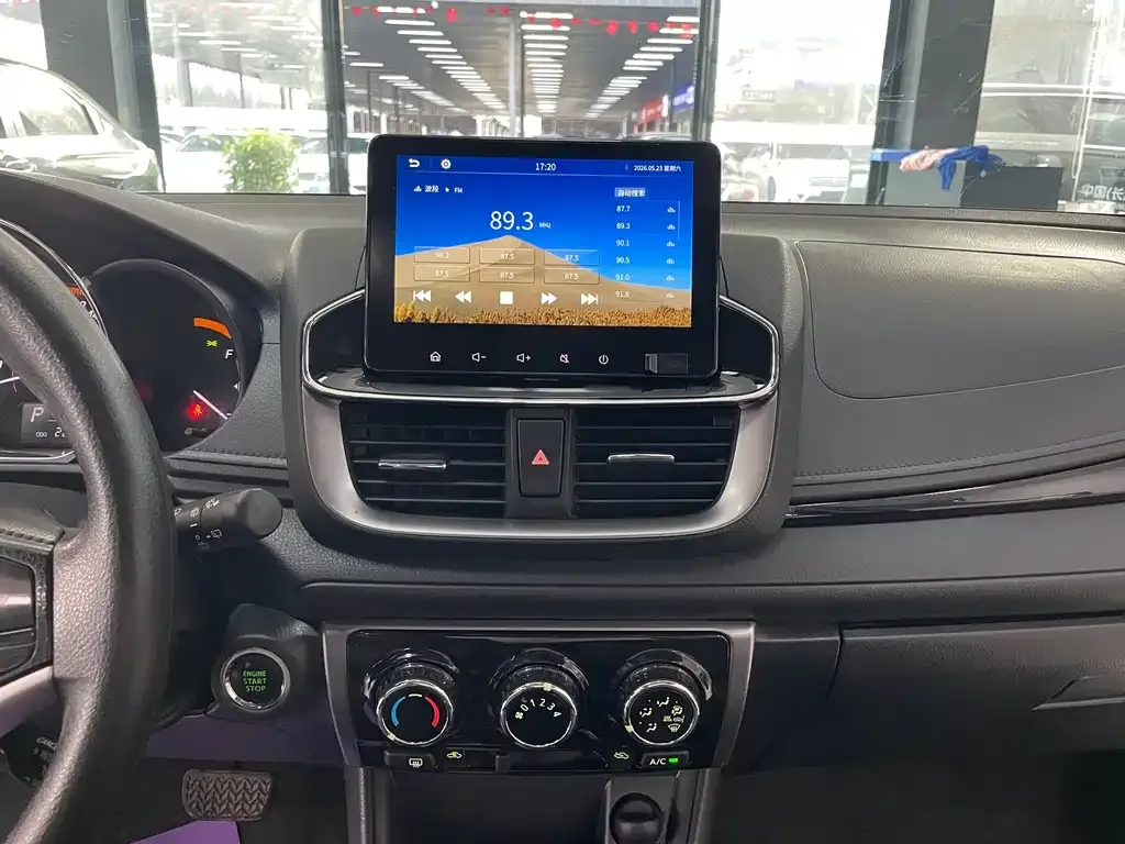 Toyota Yaris L — фото 8