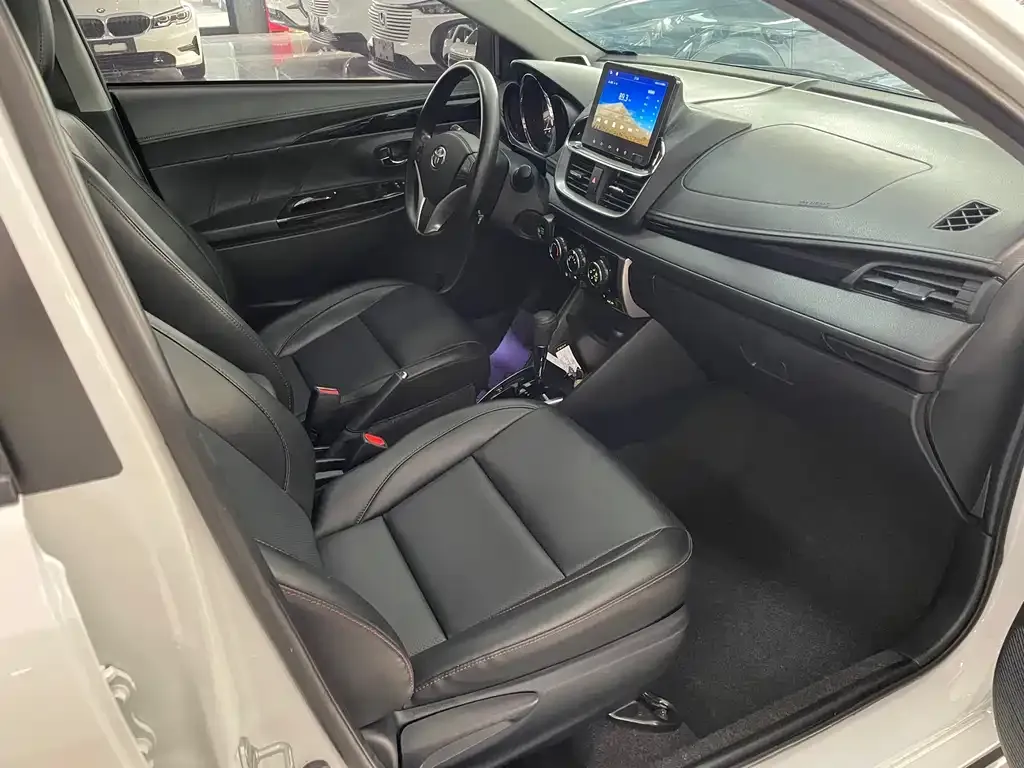 Toyota Yaris L — фото 4