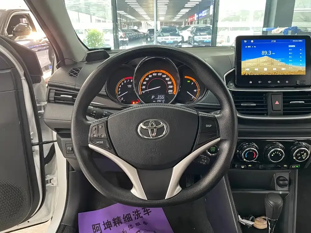 Toyota Yaris L — фото 10