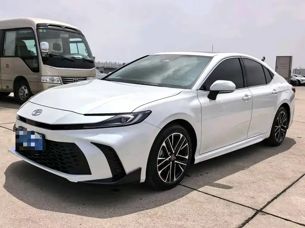 Toyota Camry — фото 1