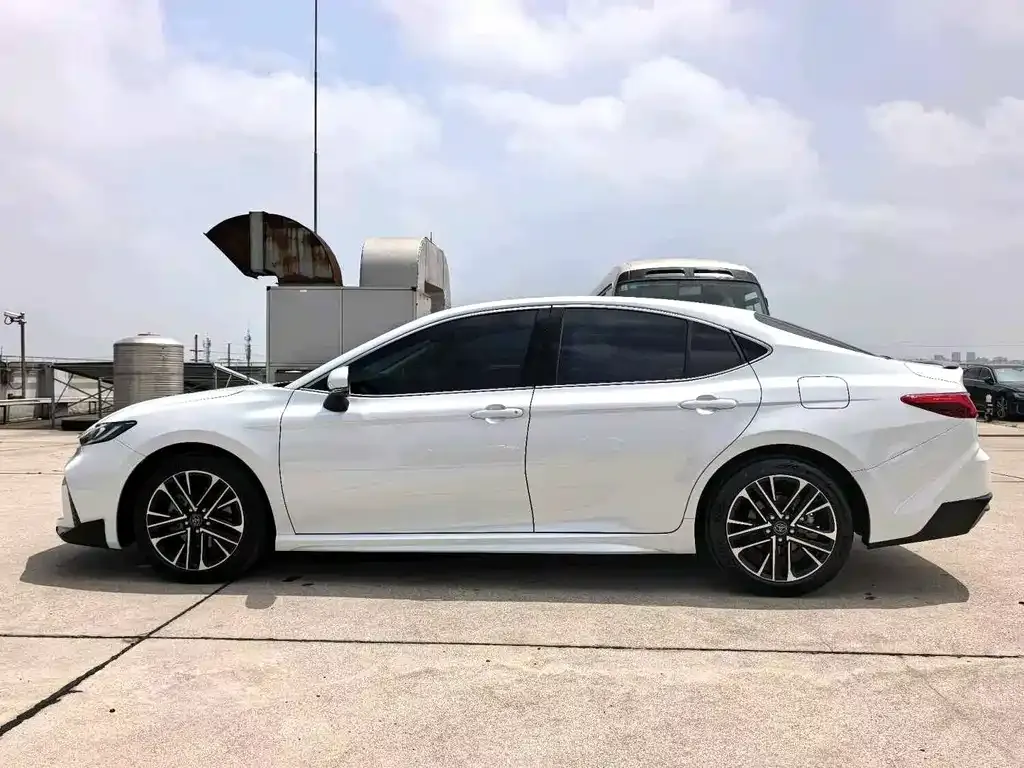 Toyota Camry — фото 3