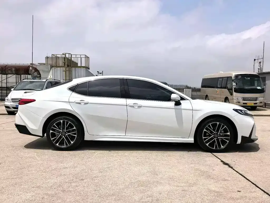 Toyota Camry — фото 6