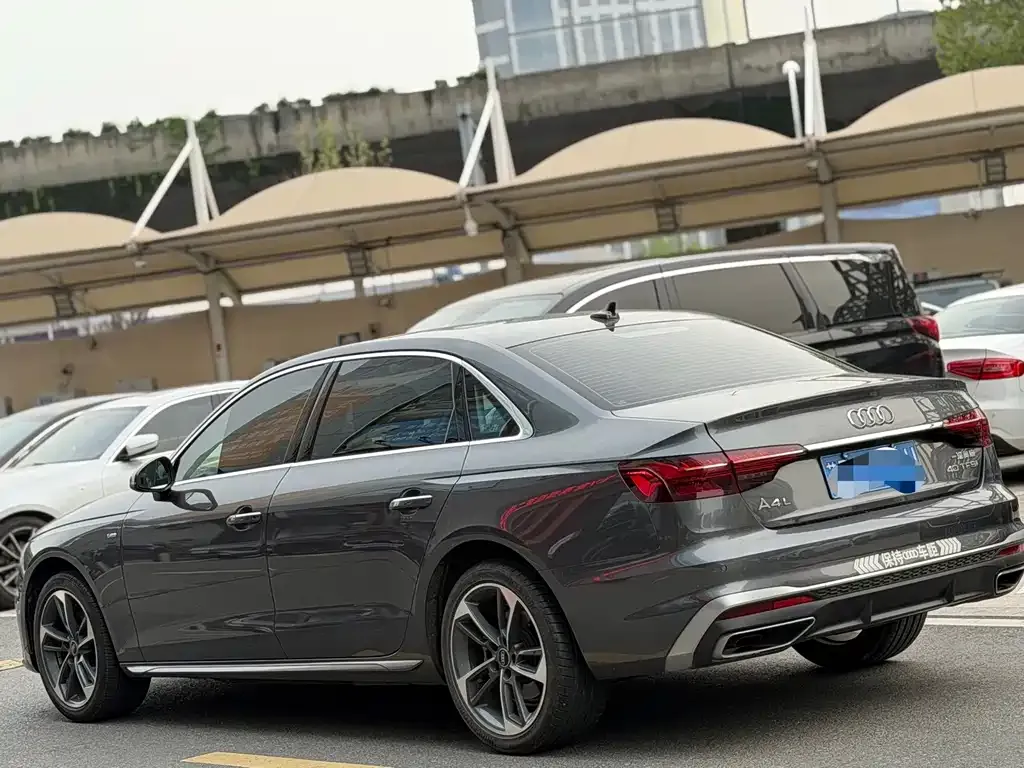 Audi A4L 2023 из CN, фото 4