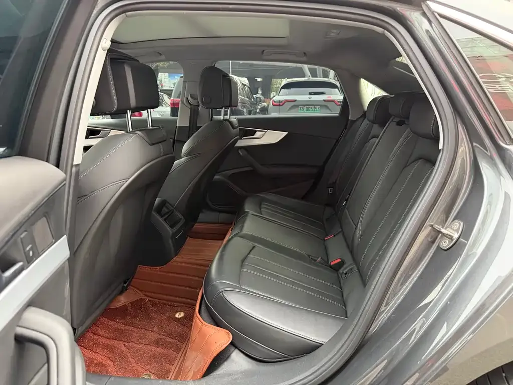 Audi A4L 2023 из CN, фото 3