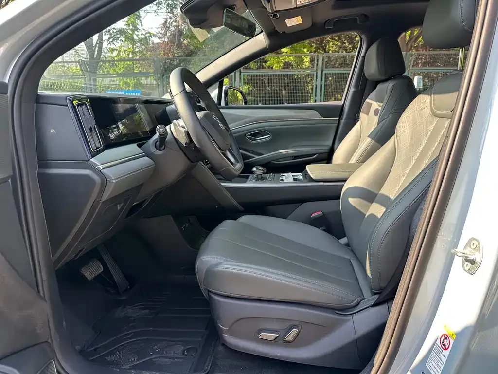 BYD L DM-i — фото 4