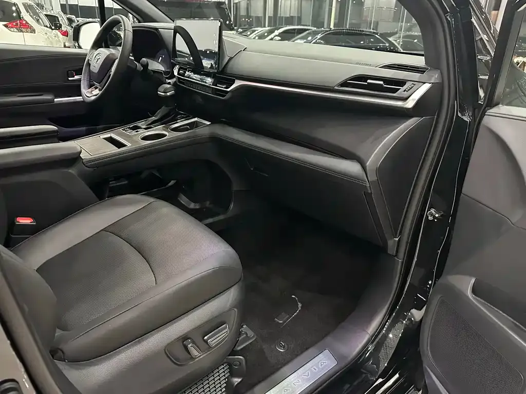 Toyota Granvia — фото 6
