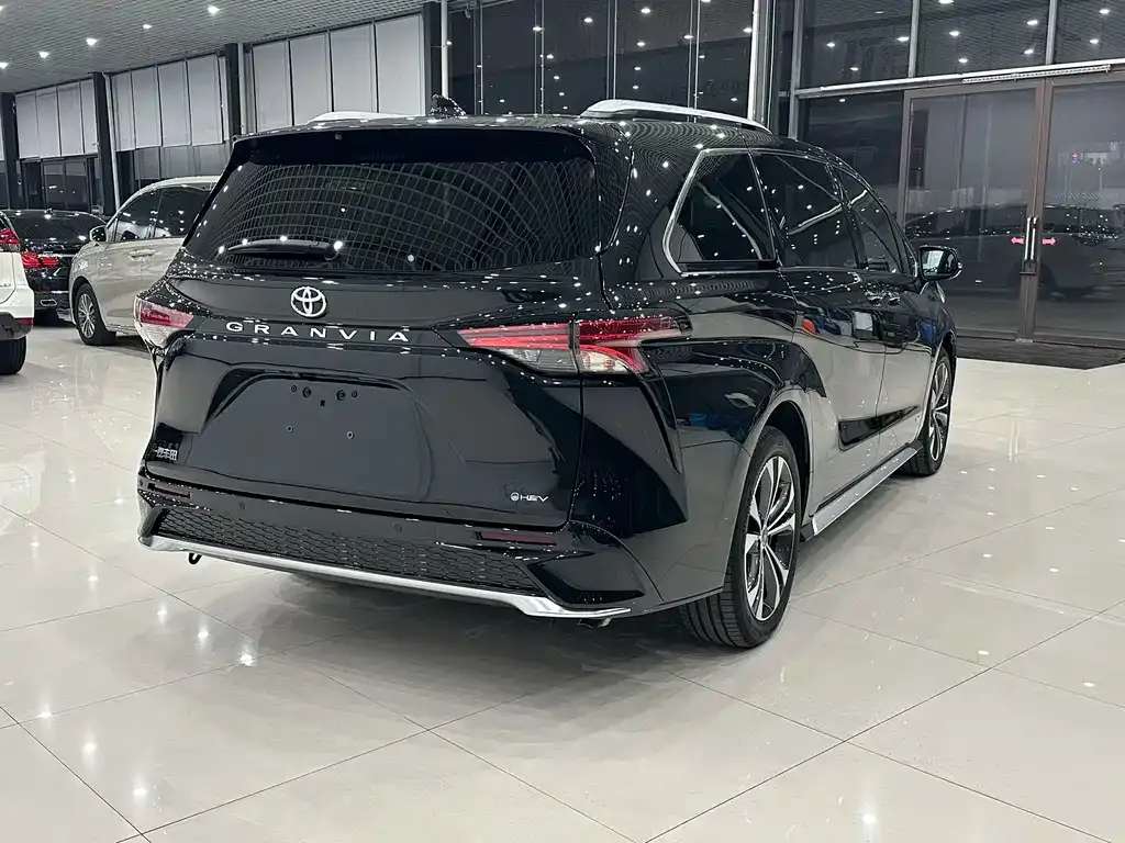 Toyota Granvia — фото 2