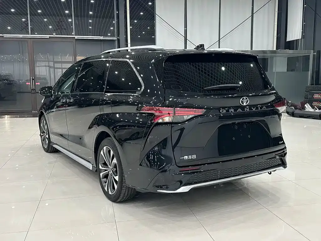Toyota Granvia — фото 3