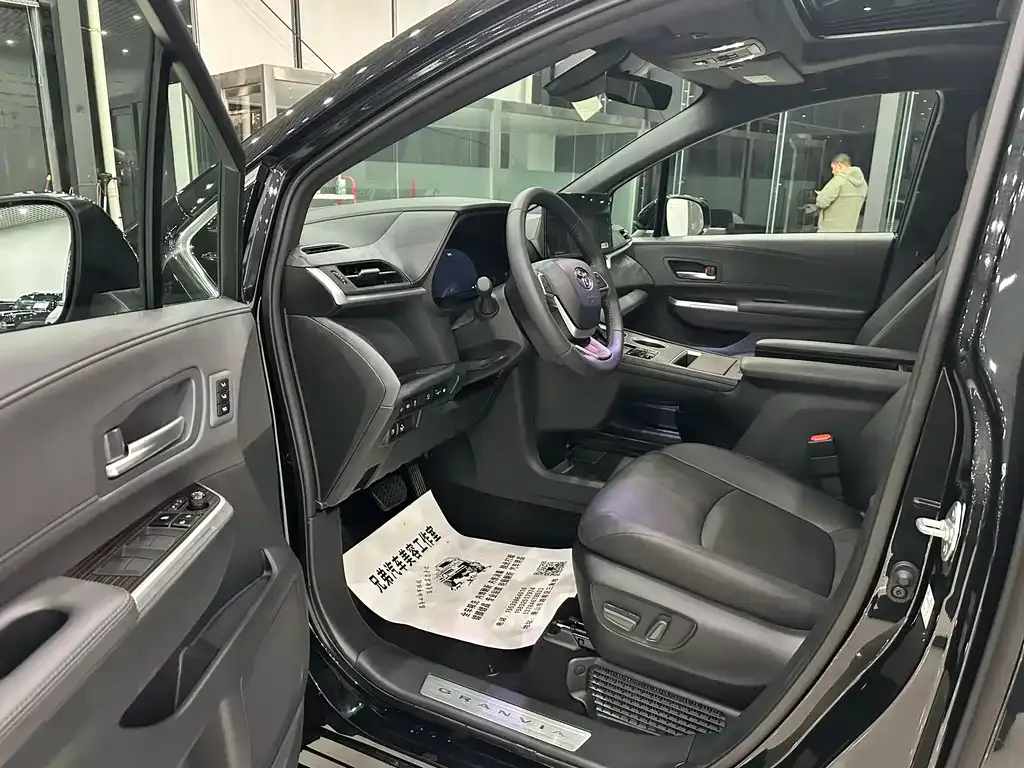 Toyota Granvia — фото 9
