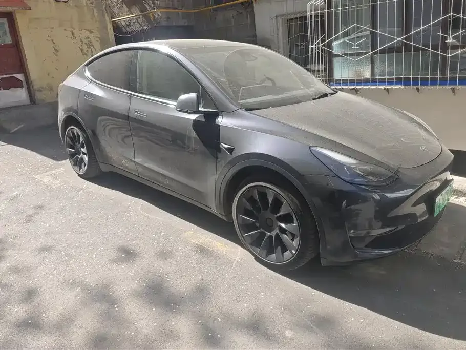 Tesla Model Y — фото 1