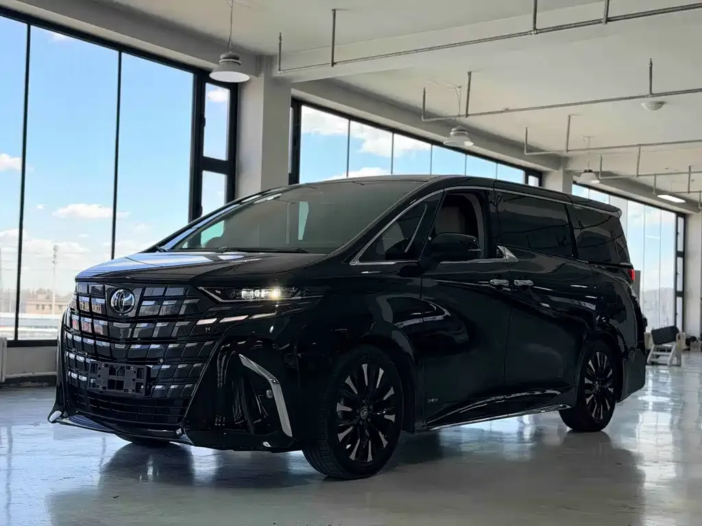 Toyota Alphard — фото 1