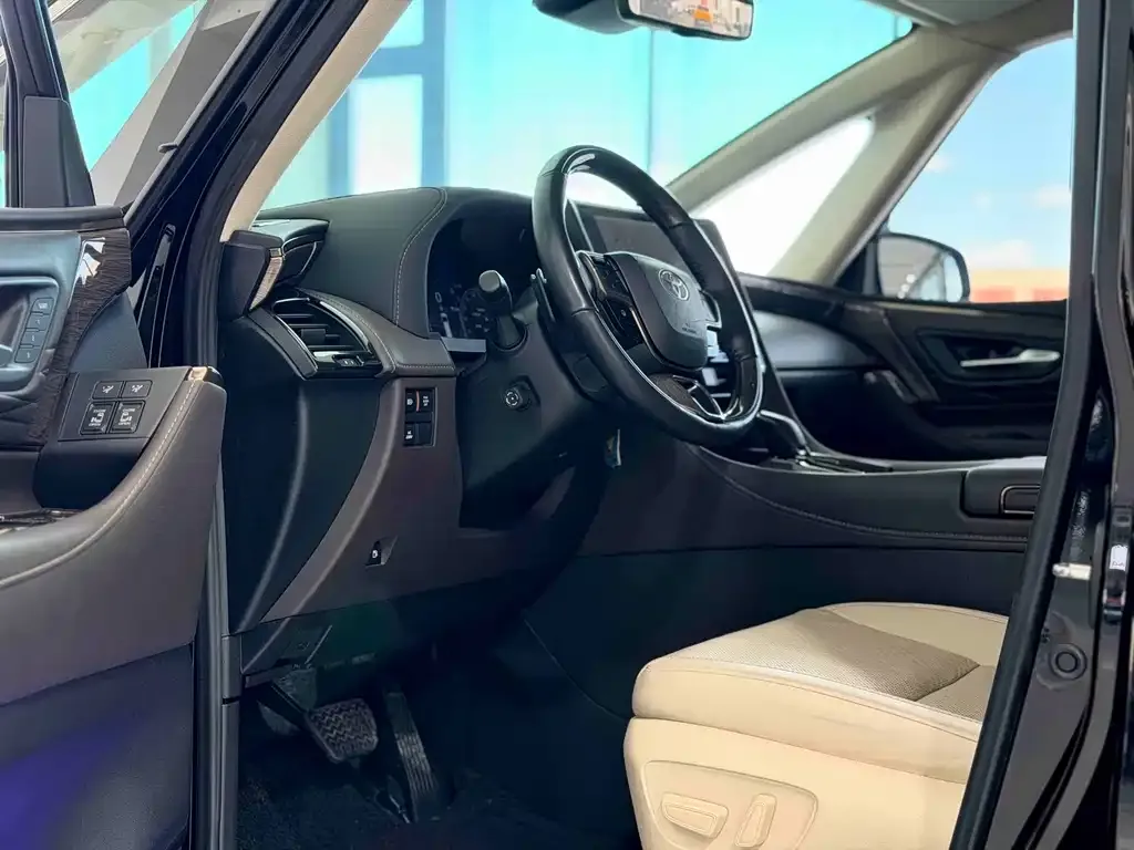 Toyota Alphard — фото 4
