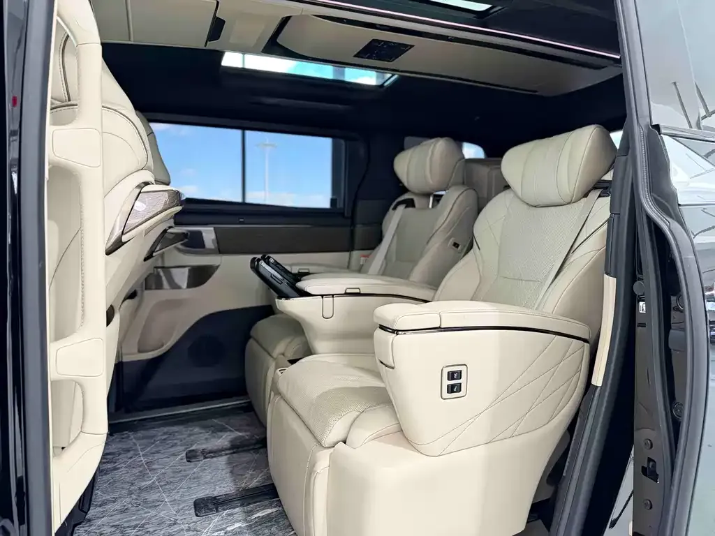 Toyota Alphard — фото 9