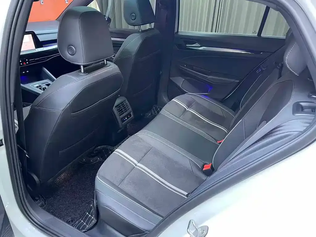 Volkswagen Golf 2024 из CN, фото 10