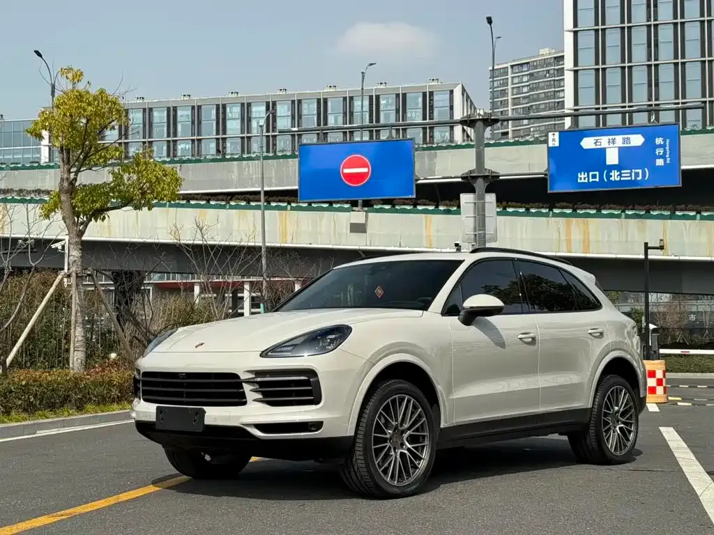 Porsche Cayenne — фото 1
