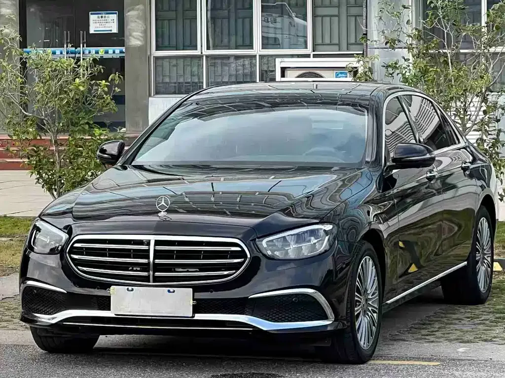Mercedes-Benz E-Class — фото 1
