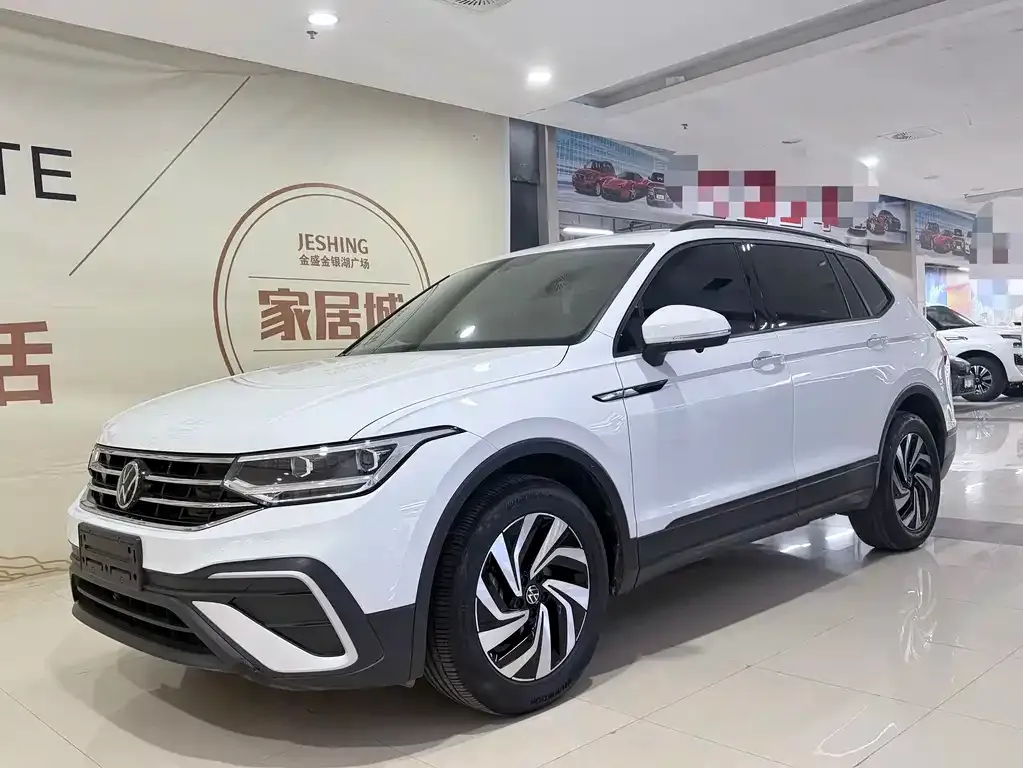 Volkswagen Tiguan L — фото 1