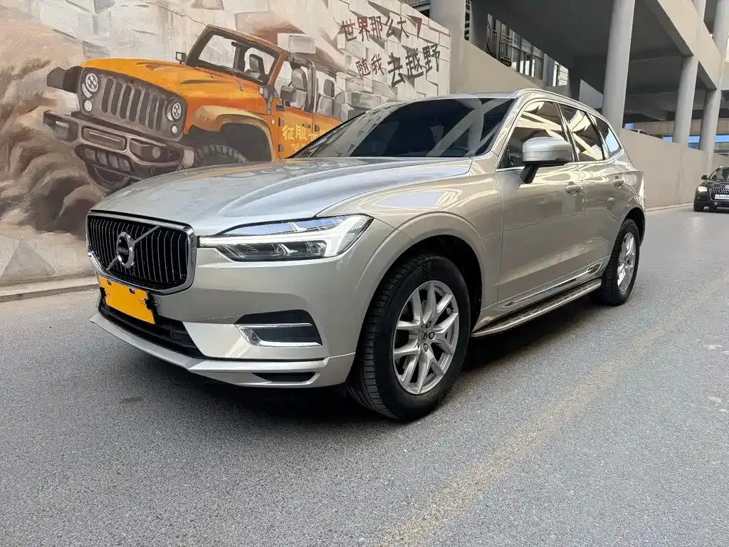 Volvo XC60 — фото 1